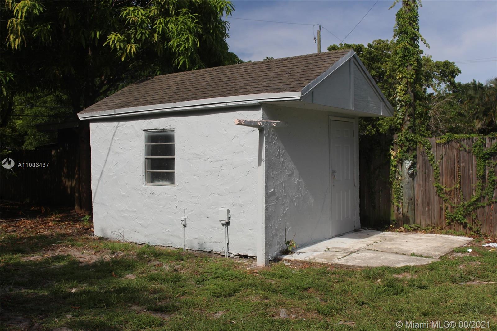 HOLLYWOOD LITTLE RANCHES - Residential