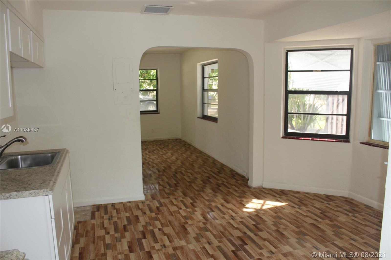 HOLLYWOOD LITTLE RANCHES - Residential