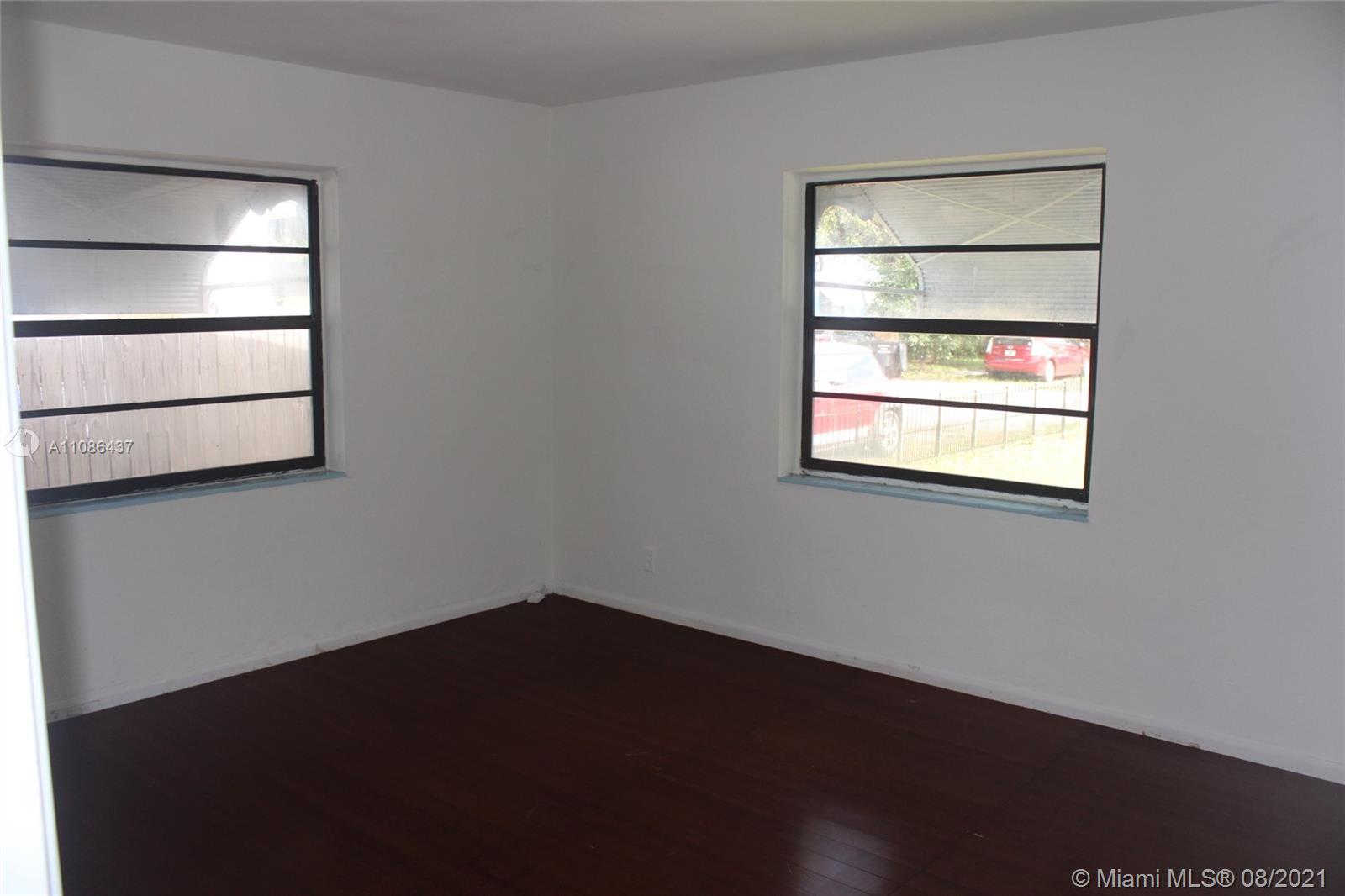 HOLLYWOOD LITTLE RANCHES - Residential