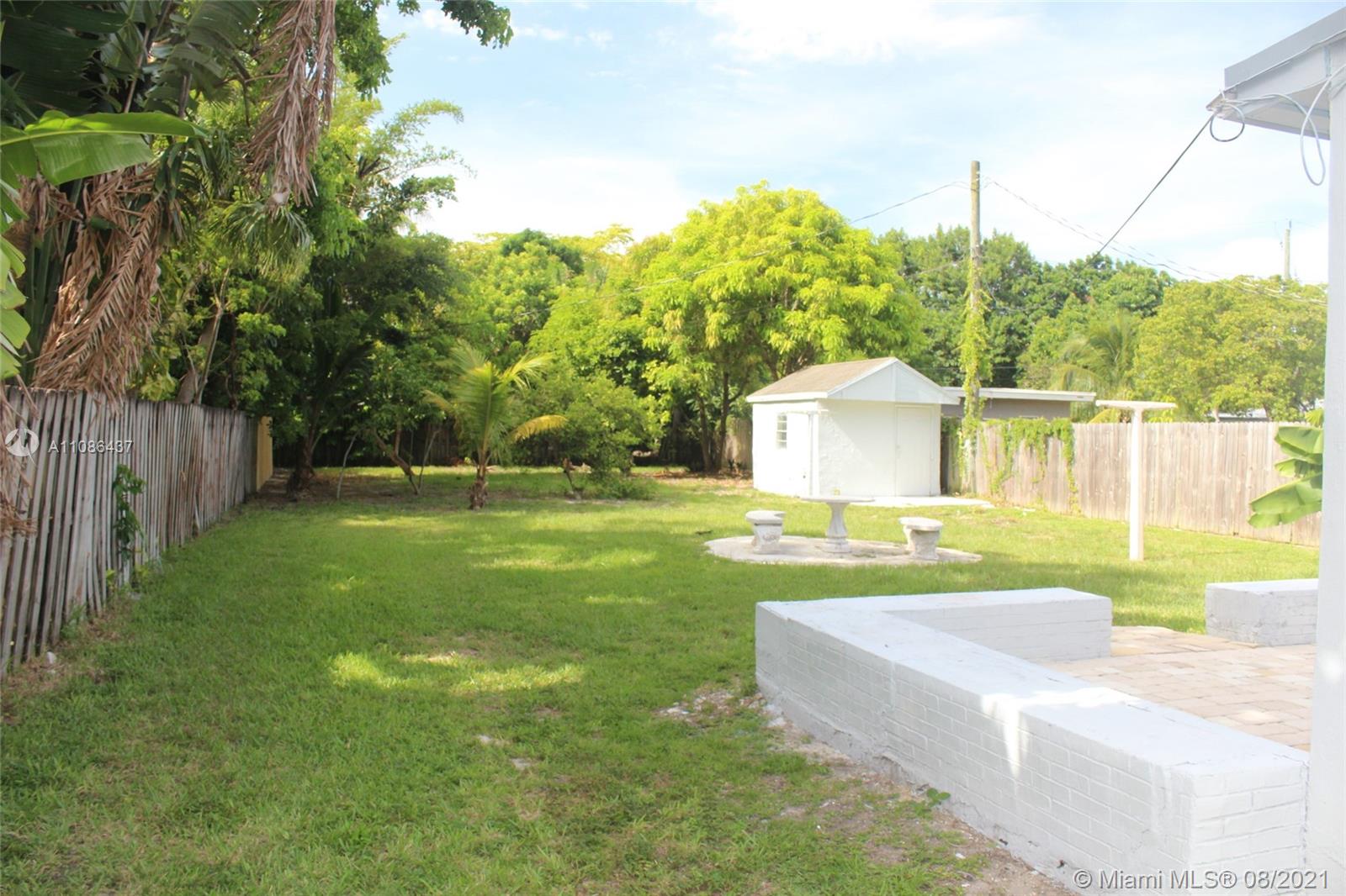 HOLLYWOOD LITTLE RANCHES - Residential