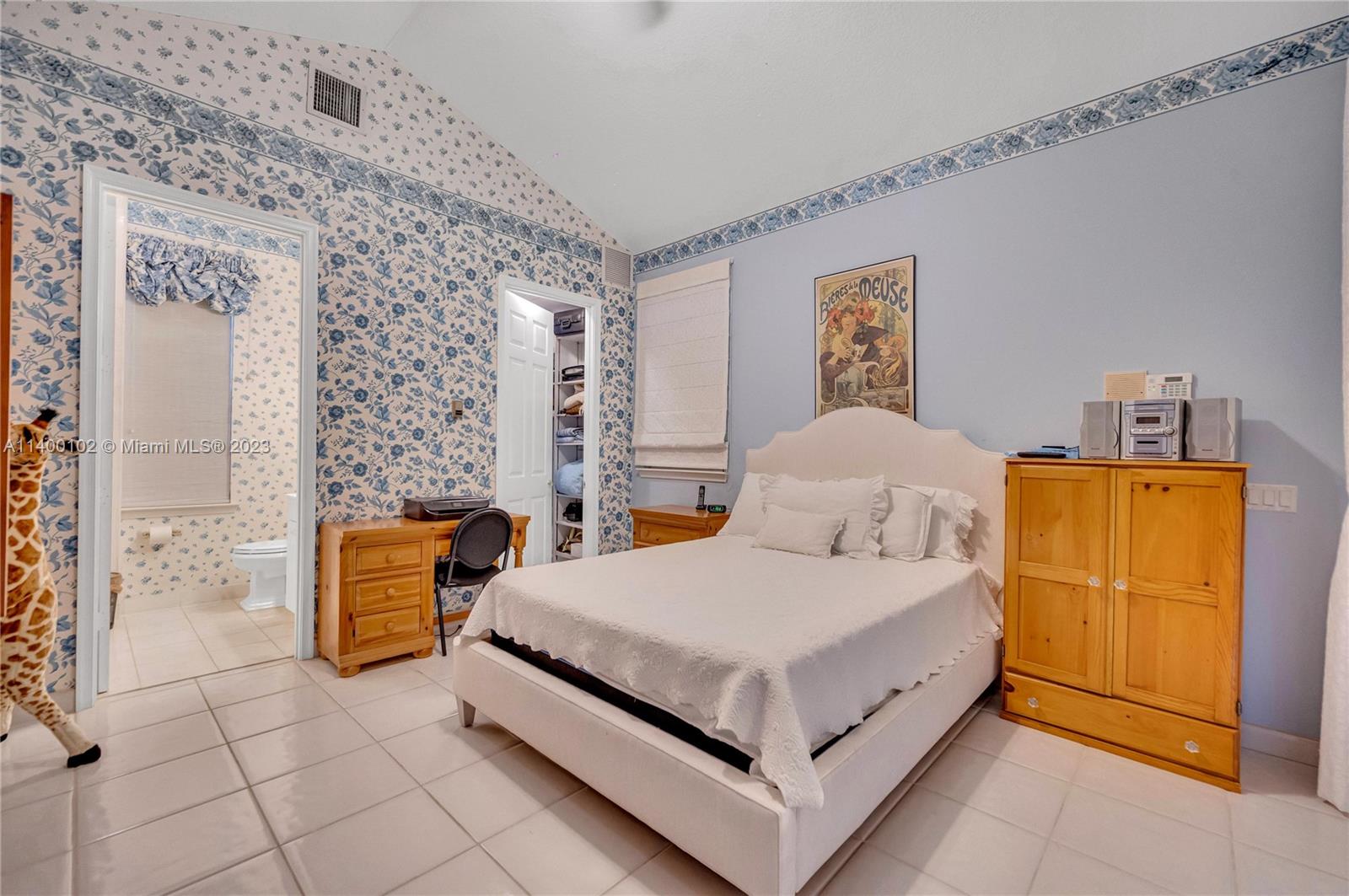 AVENTURA ESTATES - Residential