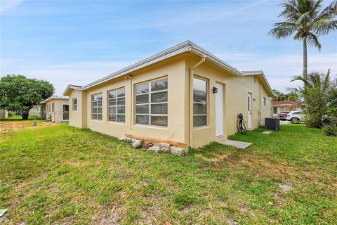 Single Family Residence in Deerfield Beach FL 951 48th Pl 28.jpg