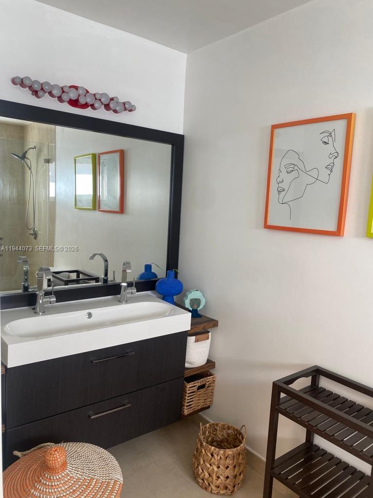 LAKES OF THE MEADOW-MEADO - Residential Lease