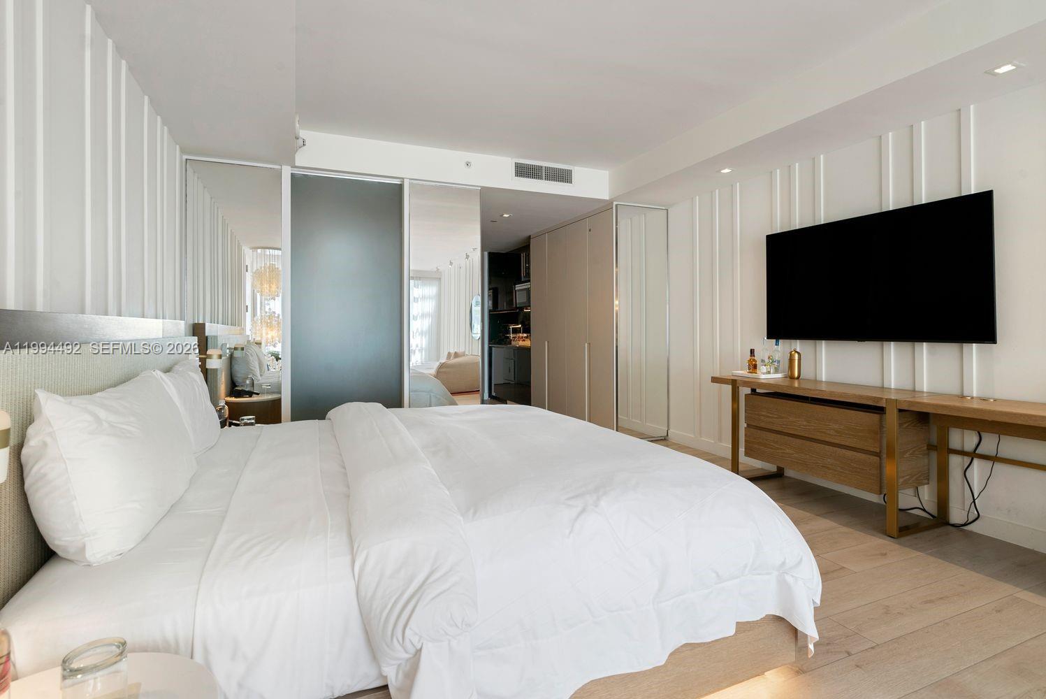 2201 Collins Ave 532