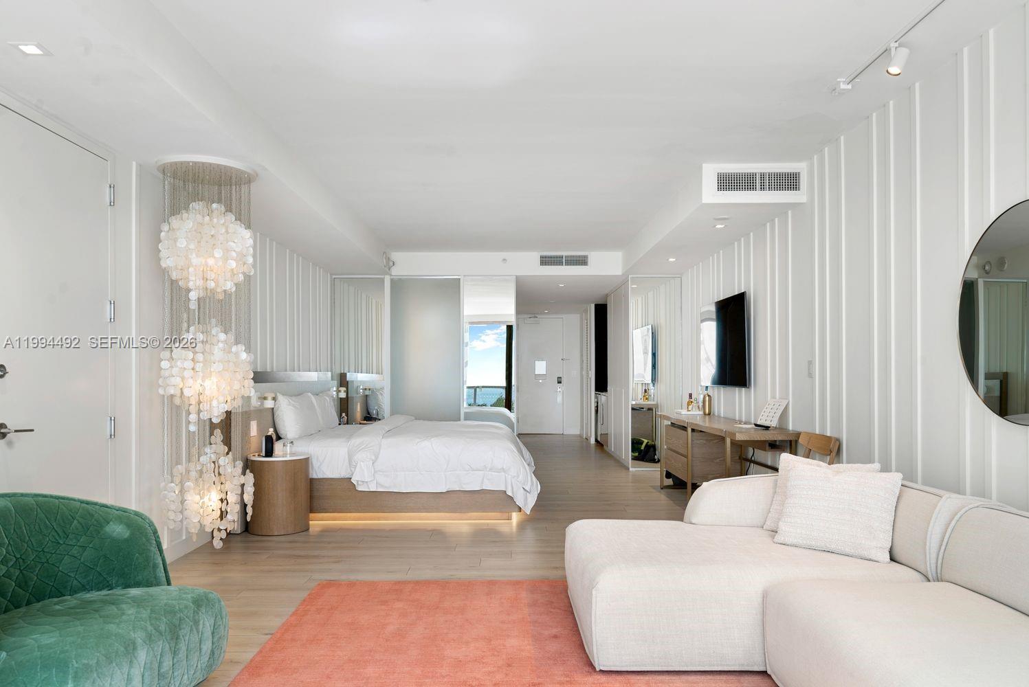 2201 Collins Ave 532