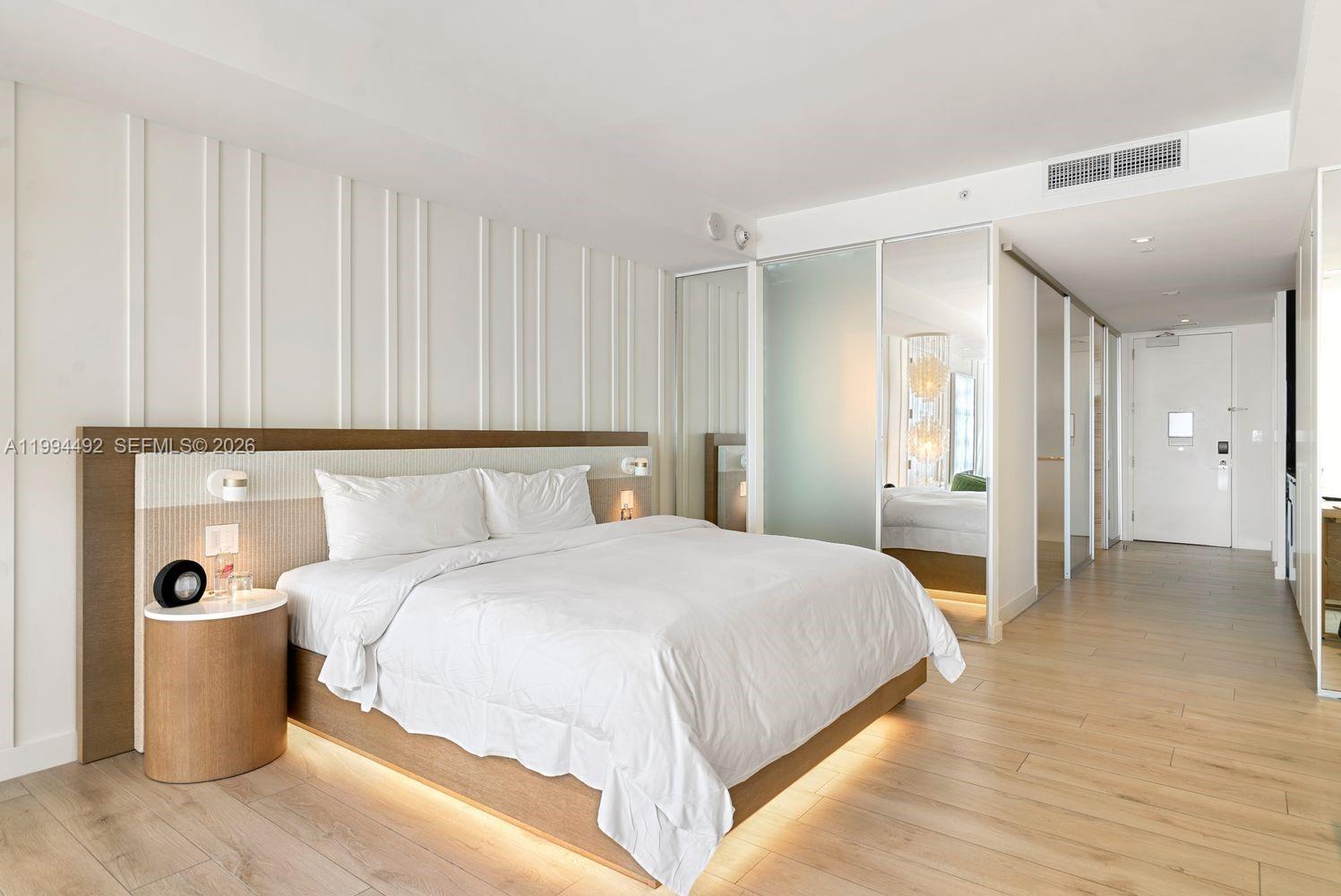 2201 Collins Ave 532