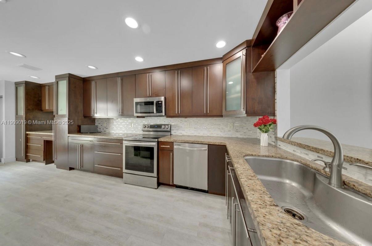 DORAL WOODS - Residential