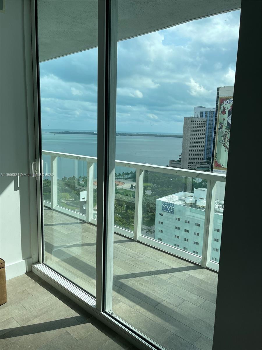 VIZCAYNE - Residential Lease