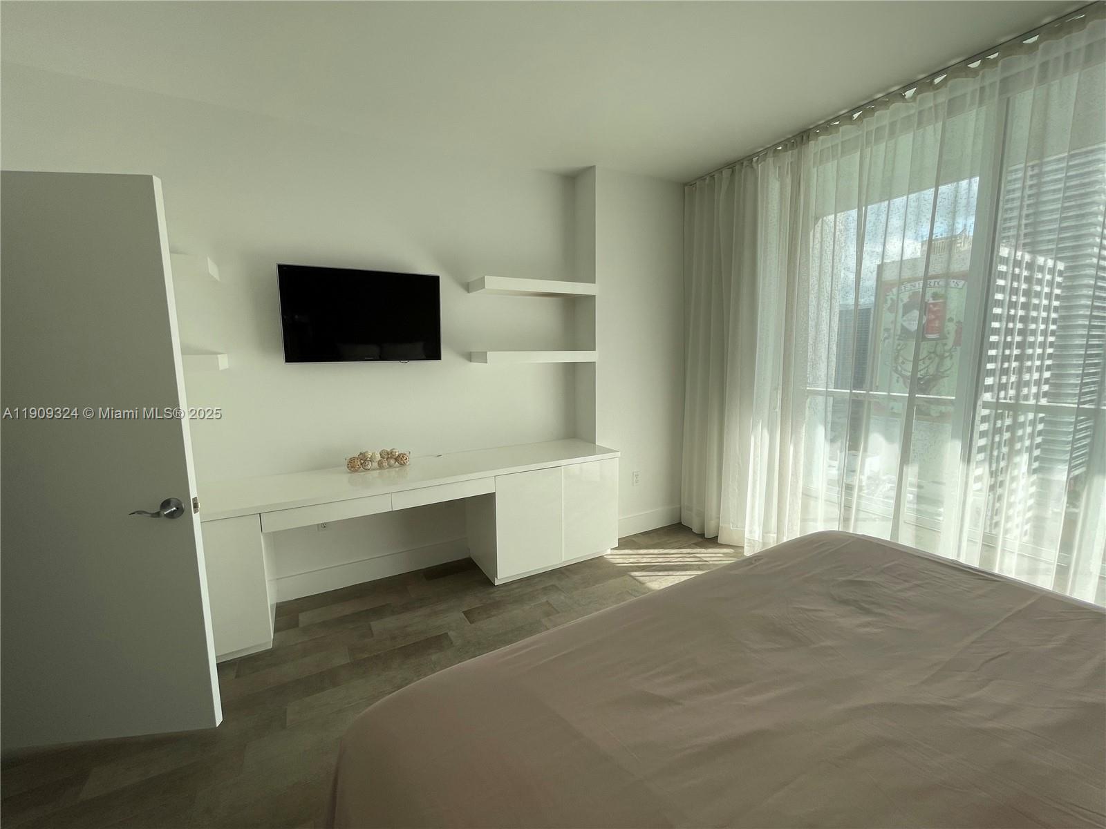 VIZCAYNE - Residential Lease