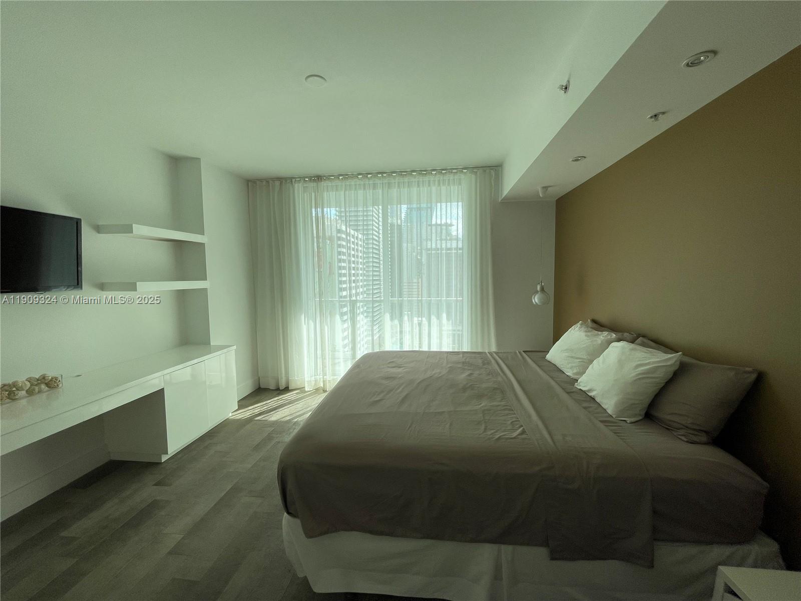 VIZCAYNE - Residential Lease