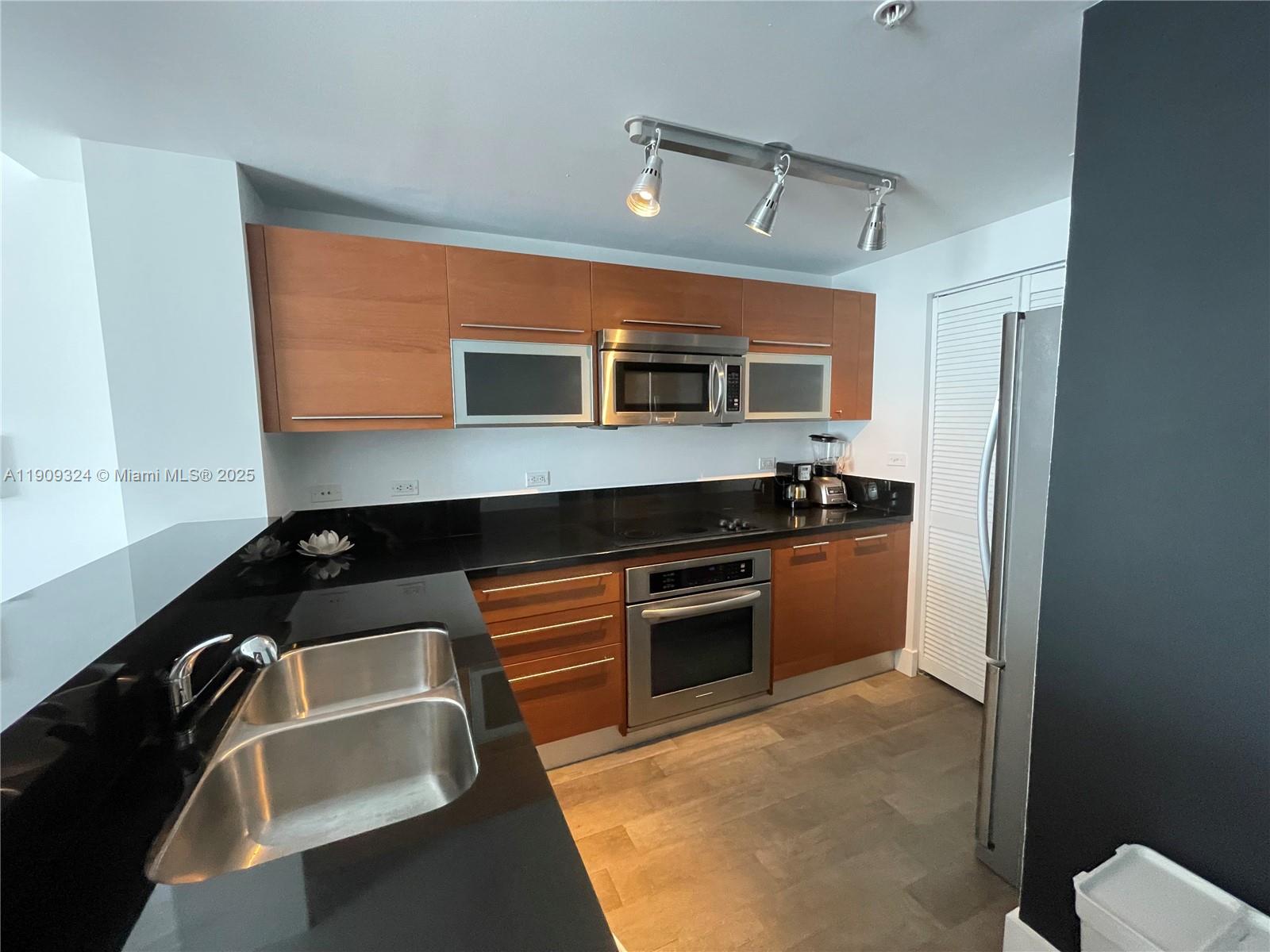 VIZCAYNE - Residential Lease