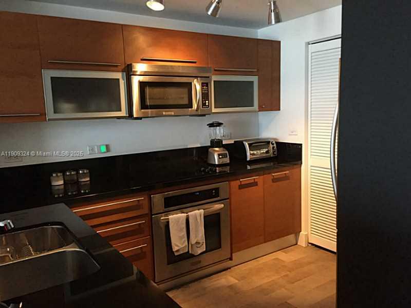 VIZCAYNE - Residential Lease