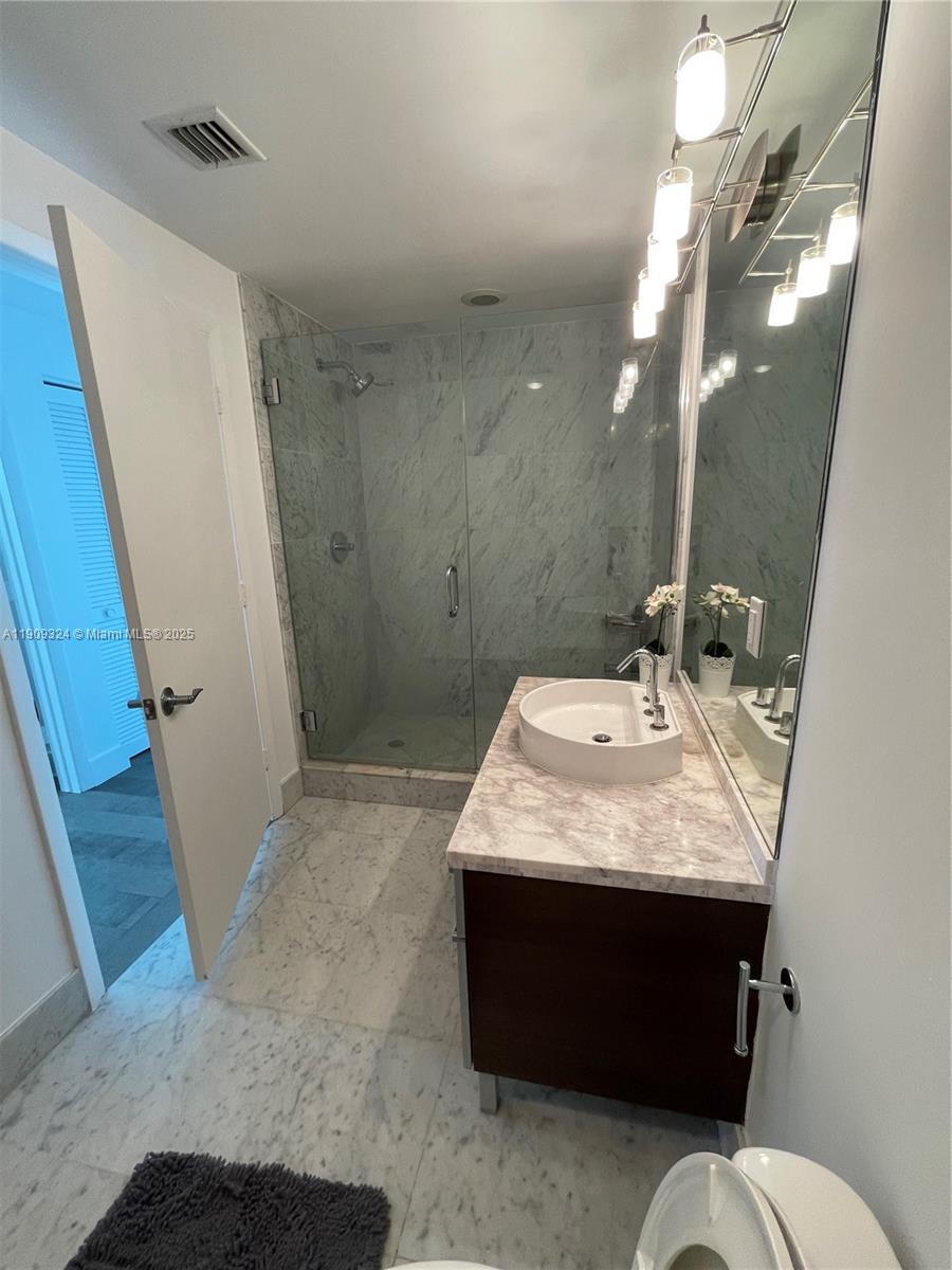 VIZCAYNE - Residential Lease