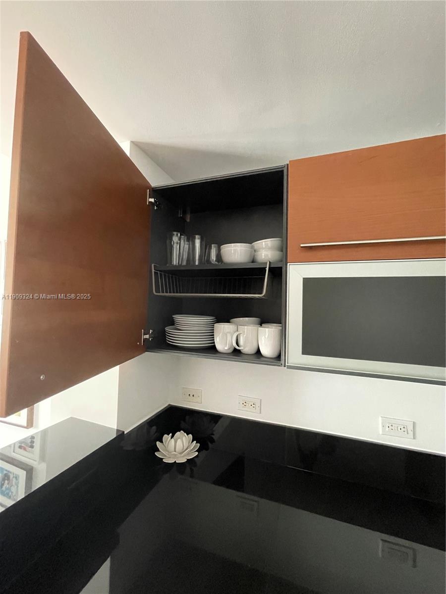 VIZCAYNE - Residential Lease