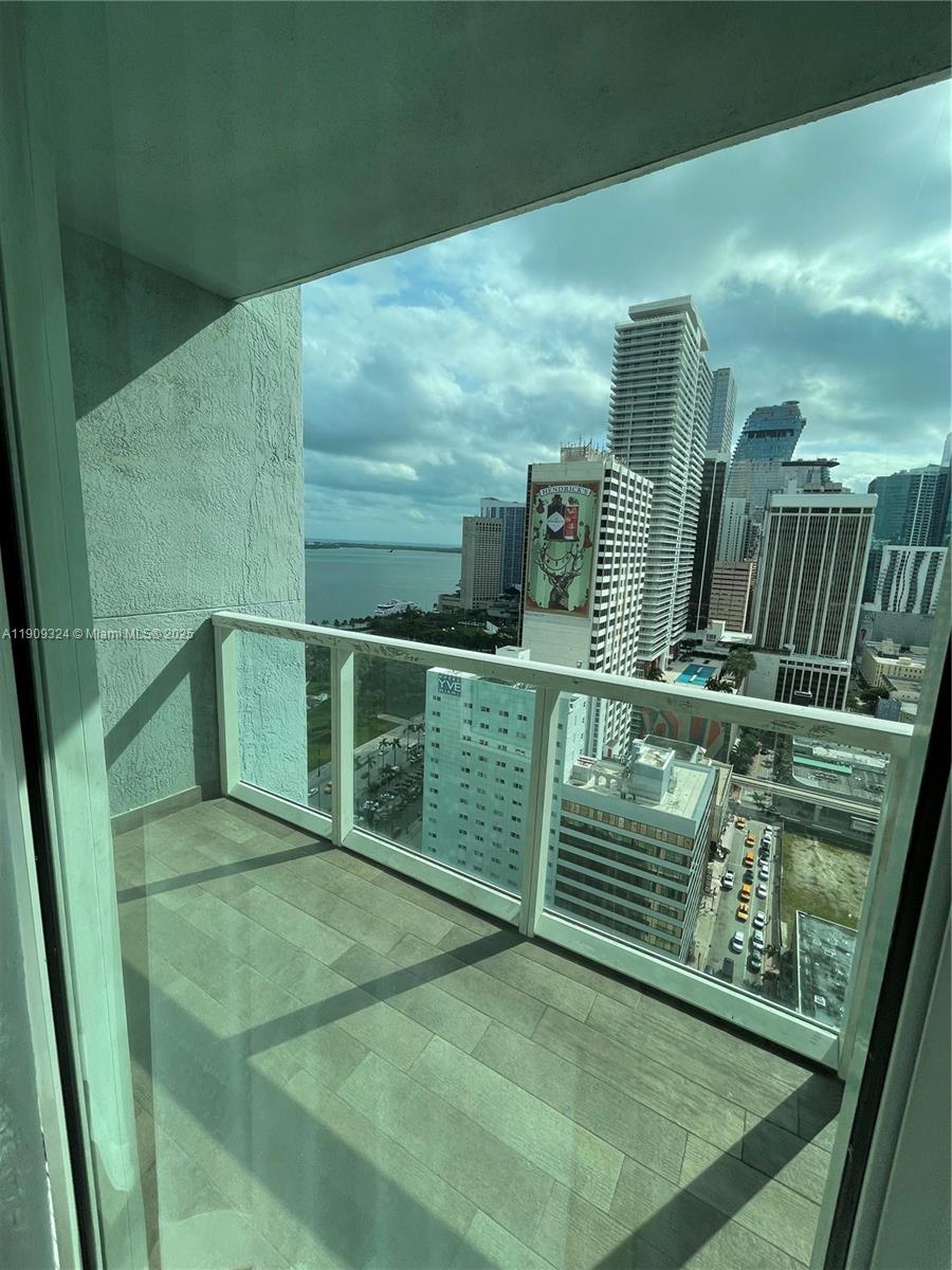 VIZCAYNE - Residential Lease