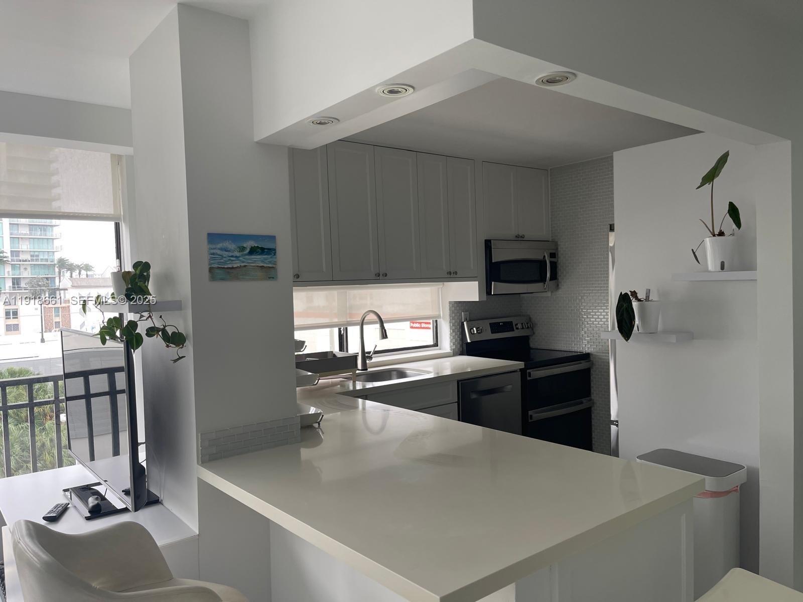 PLAZA OF AMERICAS CONDO P - Residential