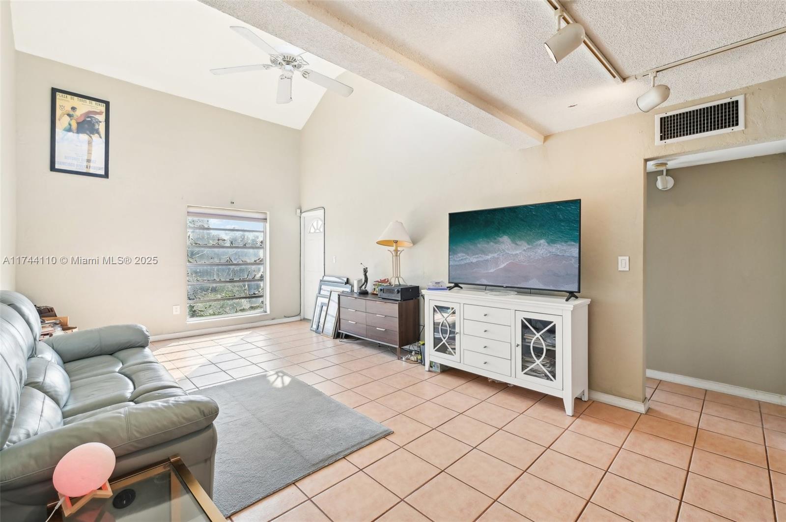 1650 S Le Jeune Rd 303, Coral Gables, Broward County, Florida - 1 Bedrooms  
1 Bathrooms - 