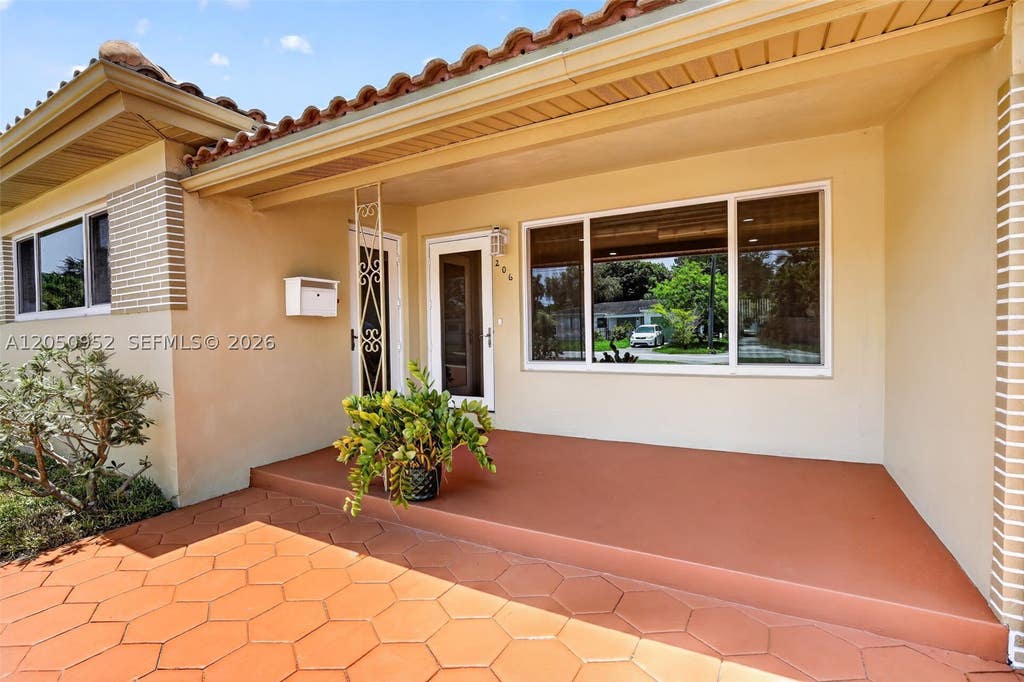 Photo of 206 N 32nd Ave, Hollywood, FL 33021 (MLS # A12050952)