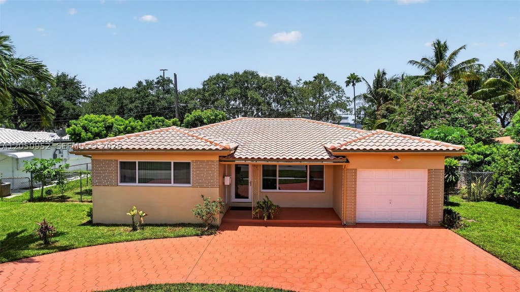 Photo of 206 N 32nd Ave, Hollywood, FL 33021 (MLS # A12050952)