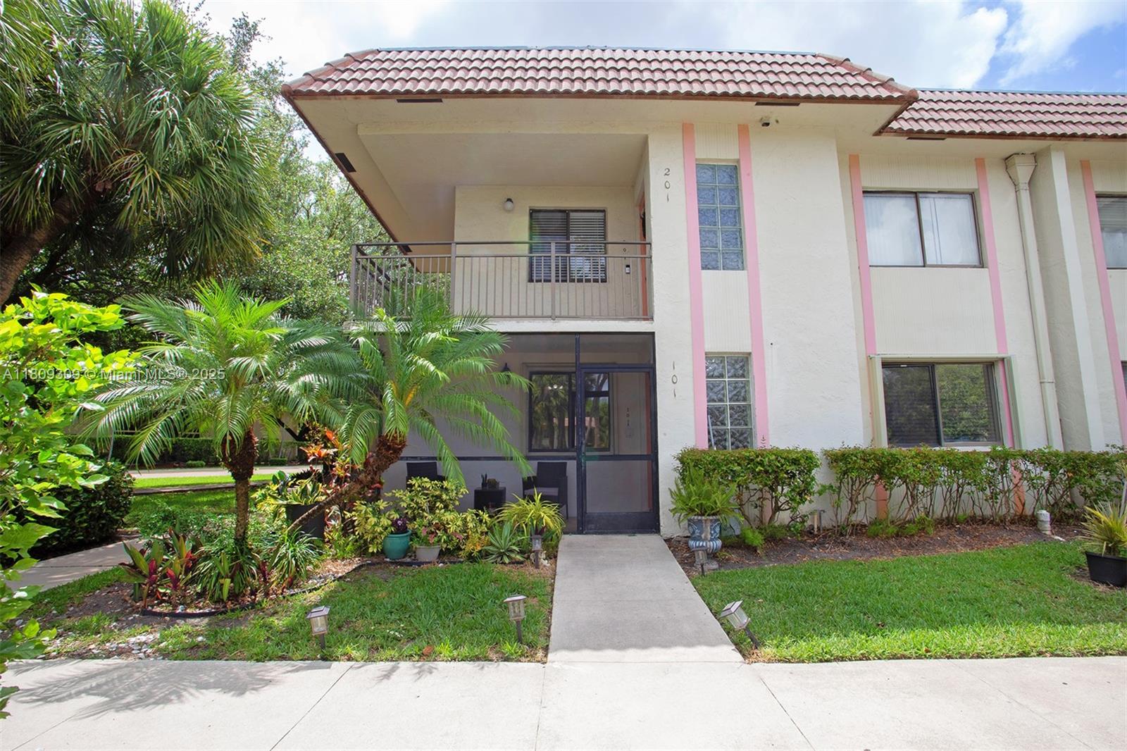 Rental Property at 405 Lakeview Dr 101, Weston, Broward County, Florida - Bedrooms: 2 
Bathrooms: 2  - $2,550 MO.