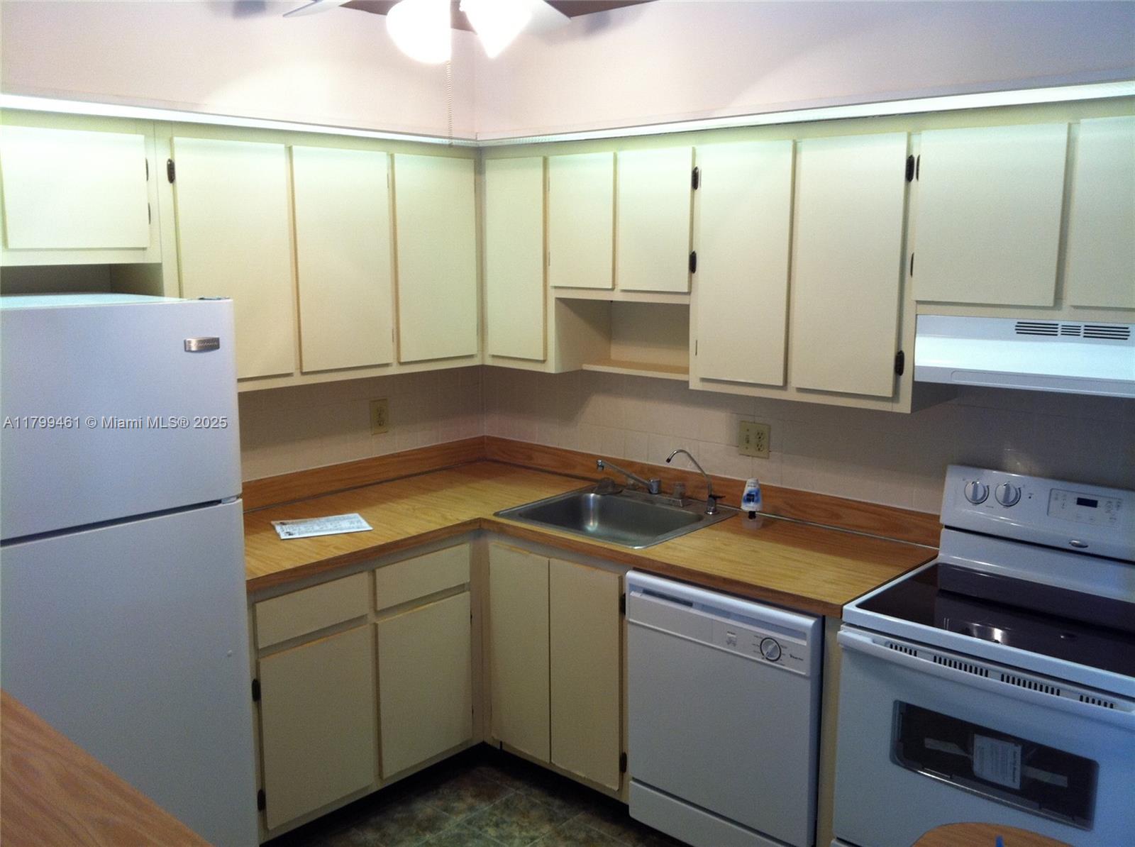 9704 S Belfort Cir 212, Tamarac, Broward County, Florida - 2 Bedrooms  
2 Bathrooms - 
