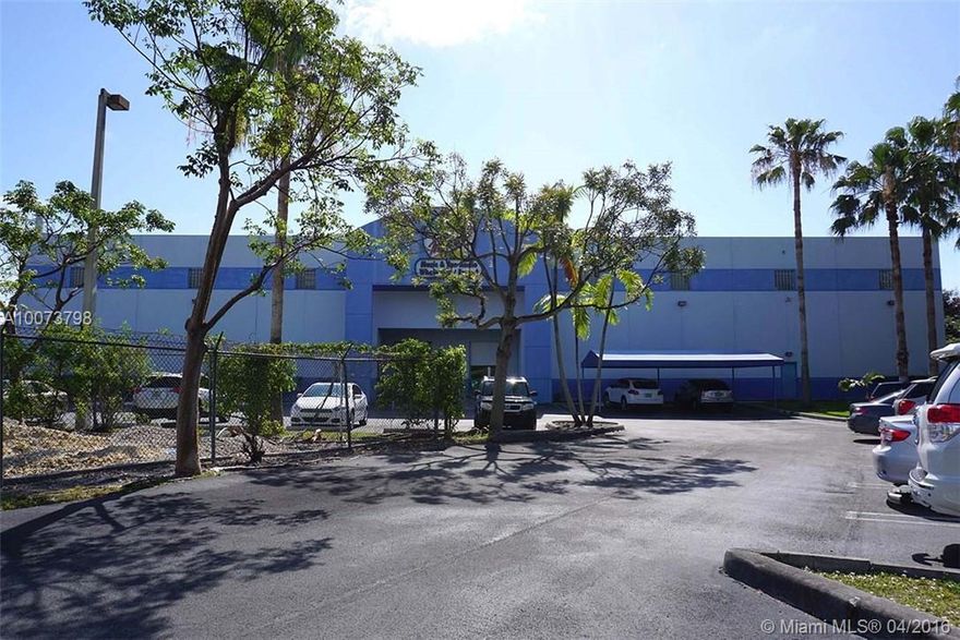 Class "A" warehouse/office bldg. with huge 2-story showroom and approximately 28 offices. Best location in center of Coral Gables, S. Miami, Dadeland, Pinecrest & Palmetto Bay. Easy access to Palmetto expressway, US-1 and Kendall Dr. Incredible opportunity for big box warehouse/office national company!