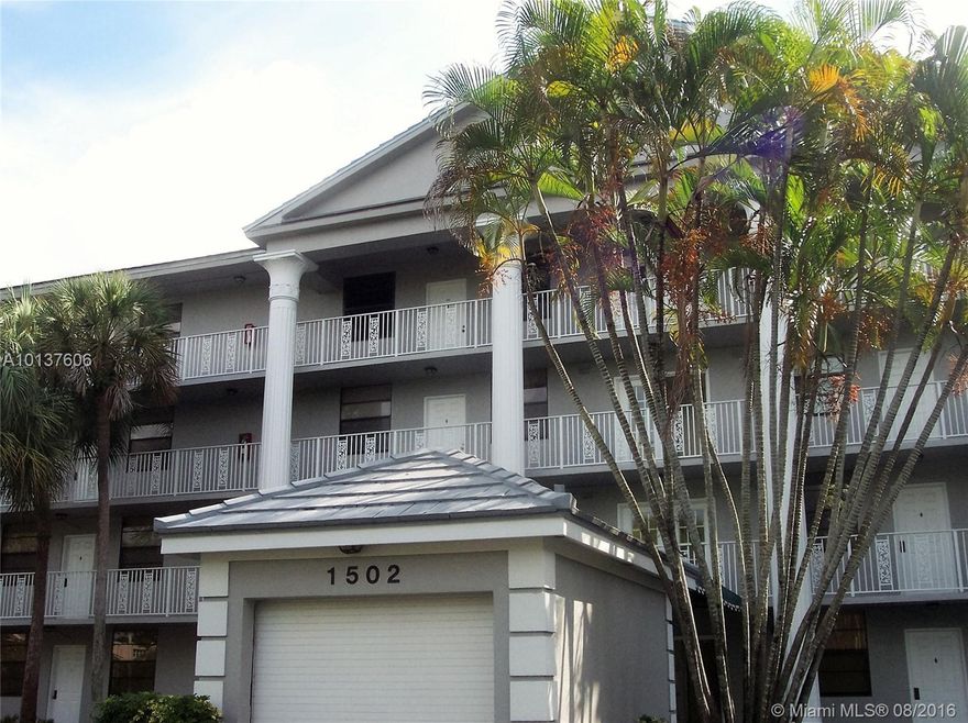 CONVENIENTLY LOCATED! 1ST FLOOR CORNER UNIT! WALK TO SHOPPING CENTER. GOLF COURSE AND GARDEN VIEW. PARKING SPACE AT FRONT DOOR. NEWER A/C. UTILITY/STORAGE ROOM WITH FULL SIZE WASHER/DRYER. CONVENIENT TO NOVA SOUTHEASTERN UNIVERSITY, SHOPPING, HIGHWAYS, AND AIRPORT. AMENITIES INCLUDE GOLF, TENNIS, EXERCISE RM., & 2 RESTAURANTS. PROPERTY SOLD AS-IS WITH RIGHT TO INSPECT. DISHWASHER IS AS-IS. SORRY NO PETS OR FHA. ASSOCIATION SAYS NO LEASING FOR FIRST 2 YEARS OF OWNERSHIP.