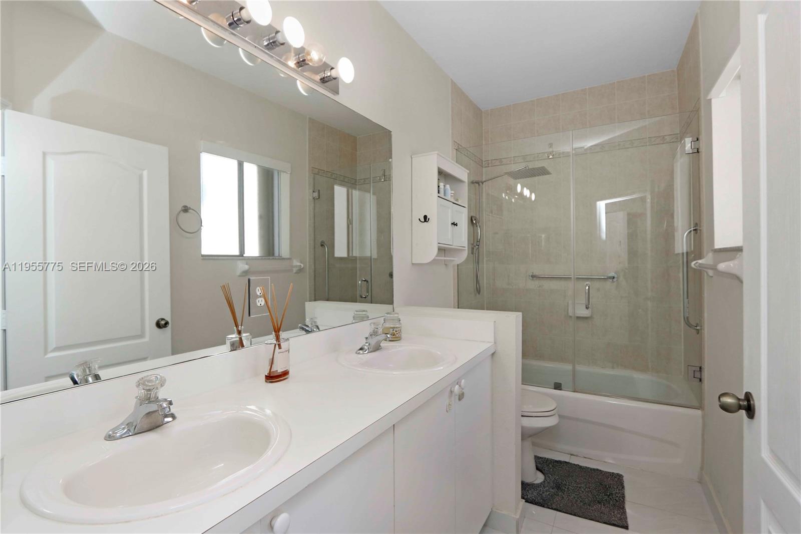 EMERALD LAKES - Residential