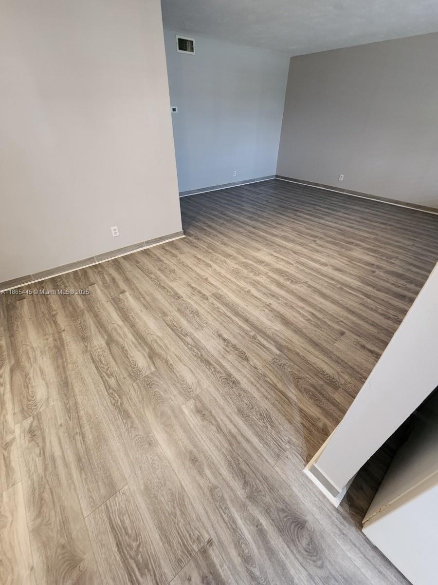 Cozy 2/2 right in heart of Hallanadale. Walking distance to supermarkets (Publix, Winn-Dixie and etc), restaurants, banks, Starbucks. Close to the beach and major highways.