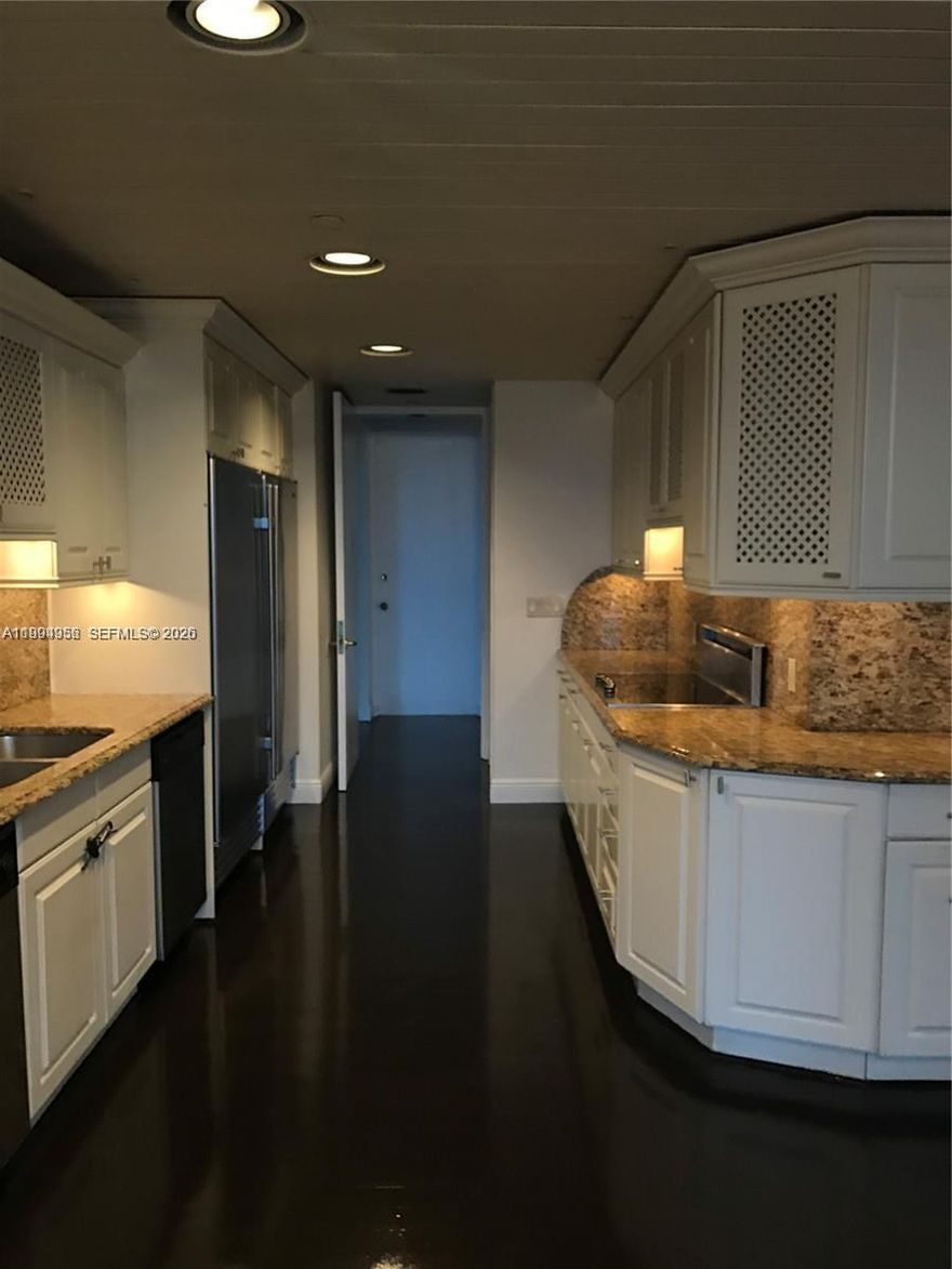 MAGNIFICENT TOWER SUITE, 5 BEDROOMS & 7 1/2 BATH. 12 FT. CEILING, ALL THE VIEWS YOU WANT TO DREAM ABOUT, SPECTACULAR MASTER BATHROOM, JACUZZI TUB, COMPLETELY RENOVATED KITCHEN, SUB ZERO REFRIG/FREEZER/2 DISHWASHERS, 2 OVENS, 2 SINKS, BREAD WARMER, WINECOOLER, VERY LARGE FAMILY ROOM & MEDIA ROOM, BIG SCREEN TV, SOUND SYSTEM, ON THE ROOF YOU HAVE A LARGE JACUZZI AND A DECK WITH A PLAYGROUND. IT IS A PLEASURE TO SHOW.