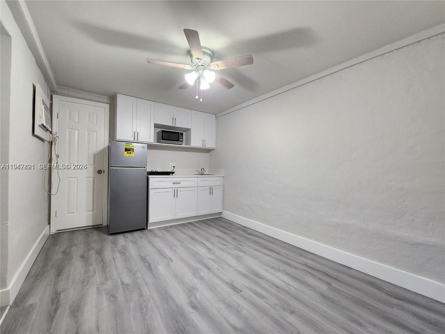 Remodeled studio for RENT in the heart of Miami with electricity and water included. Features waterproof vinyl flooring and a modern kitchenette with fridge, cooktop, microwave, and sink. Hotel-style layout. Close to shopping, groceries, pharmacies, and parks. Quick approval. Move-in ready.