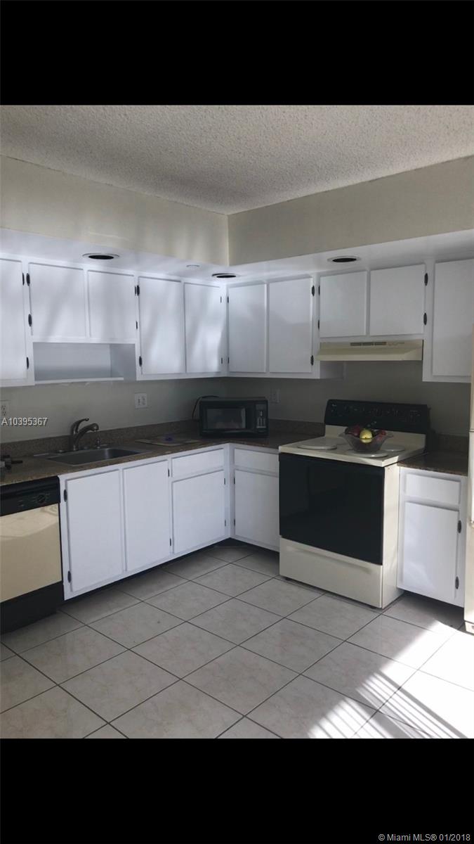 Nice 3/2 condo on the third floor w/ elevator in a gated community.