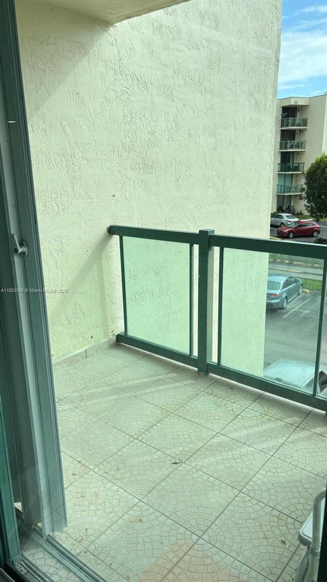 Excellent 2-Bed, 2-Bath Condo in Prime Location!
Beautifully maintained property featuring 2 spacious bedrooms and 2 full bathrooms, 2 parking spaces, located in a highly desirable area. Enjoy the convenience of being close to shopping centers, top-rated schools, restaurants, major highways, and more. Perfect for comfortable living and easy commuting — this gem won’t last long!