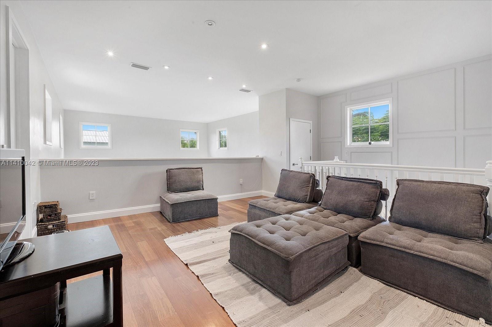 TROPICAL ISLE HOMES SUB 1 - Residential