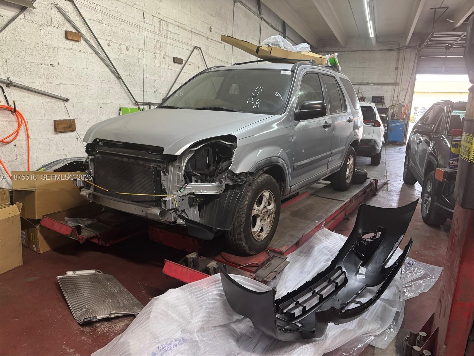 Main image without alt text