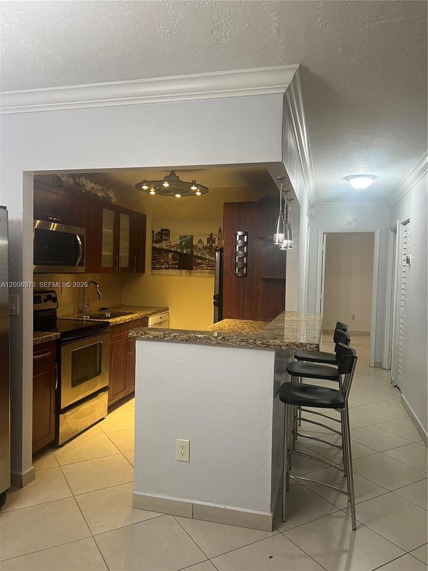 Apartment 2/2 with Washer/ Dryer Available in Great Location near Expressways, Airport and Coral Gables Area.
