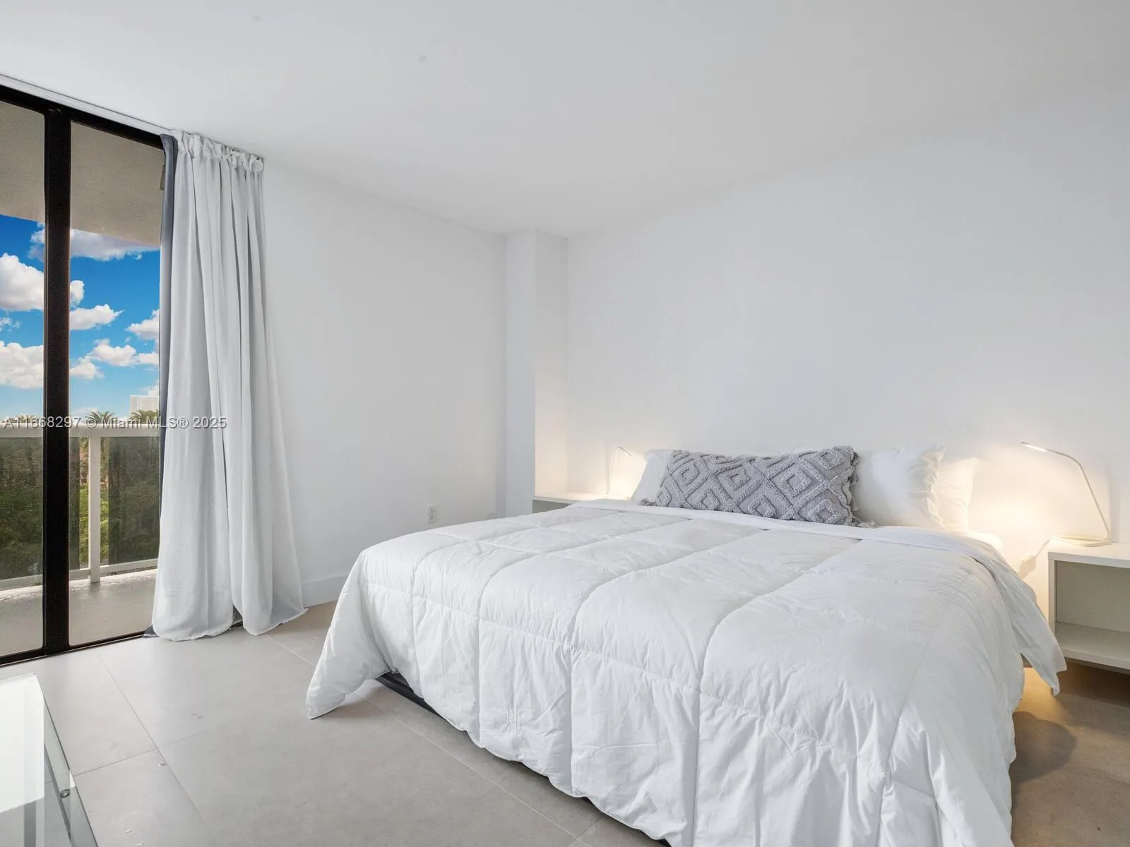 Aventura, Florida 33180, United States, 2 Bedrooms Bedrooms, ,2 BathroomsBathrooms,Residential,Active,41480