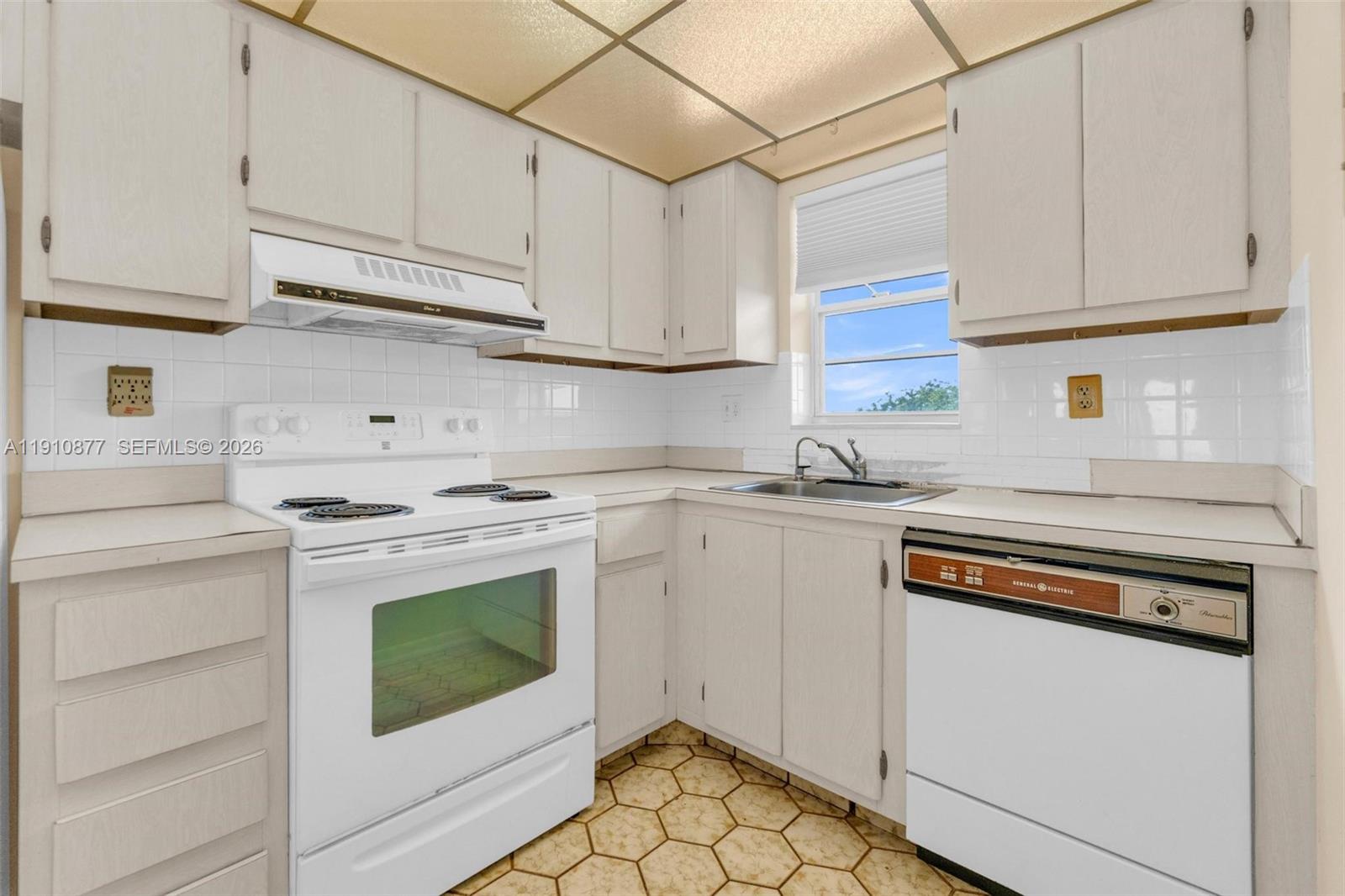 ROLLING HILLS GOLF AND TE - Residential