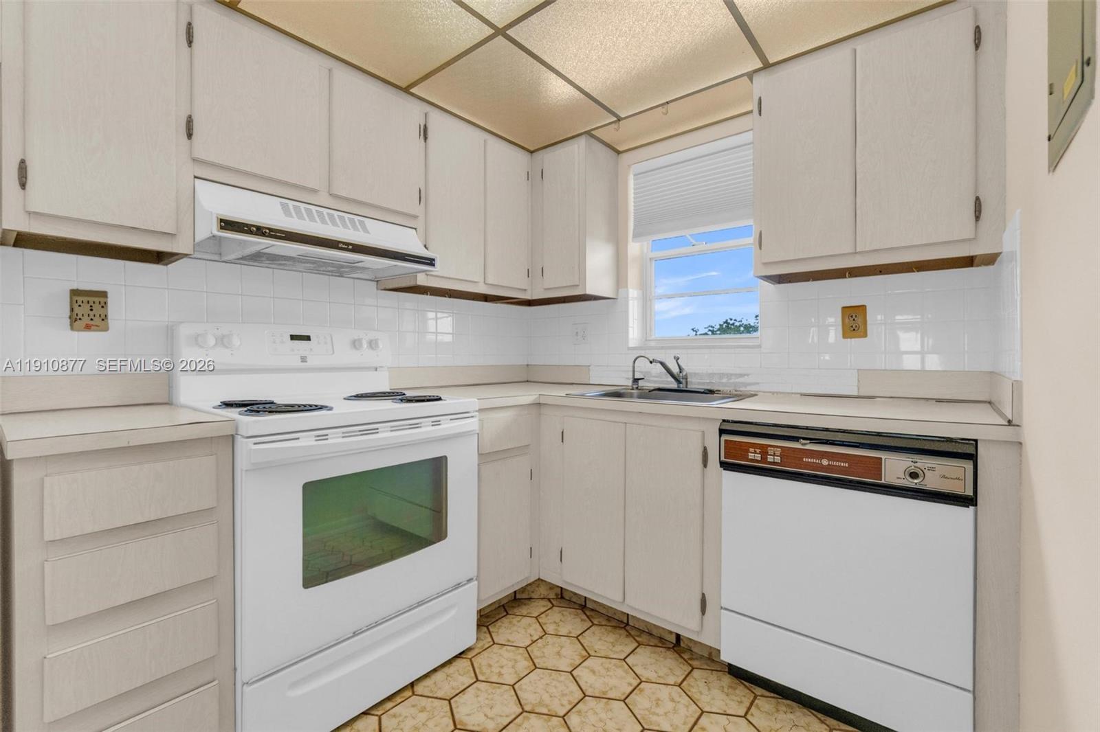 ROLLING HILLS GOLF AND TE - Residential