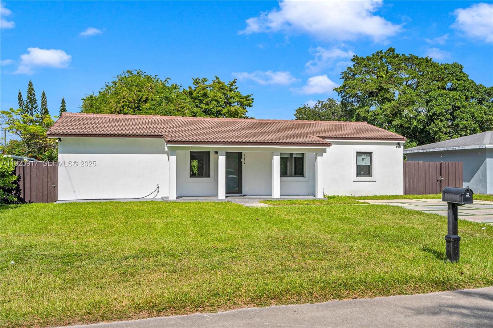 6625 SW 45th St, Miami, FL, 33155/$1,250,000 2 6625 SW 45th St