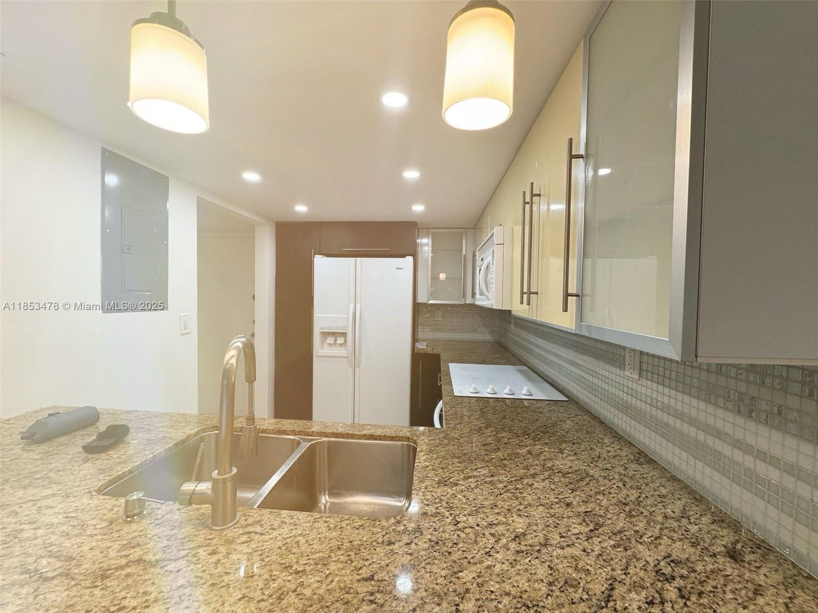 BUILDING THREE OF RACQUET - Residential Lease