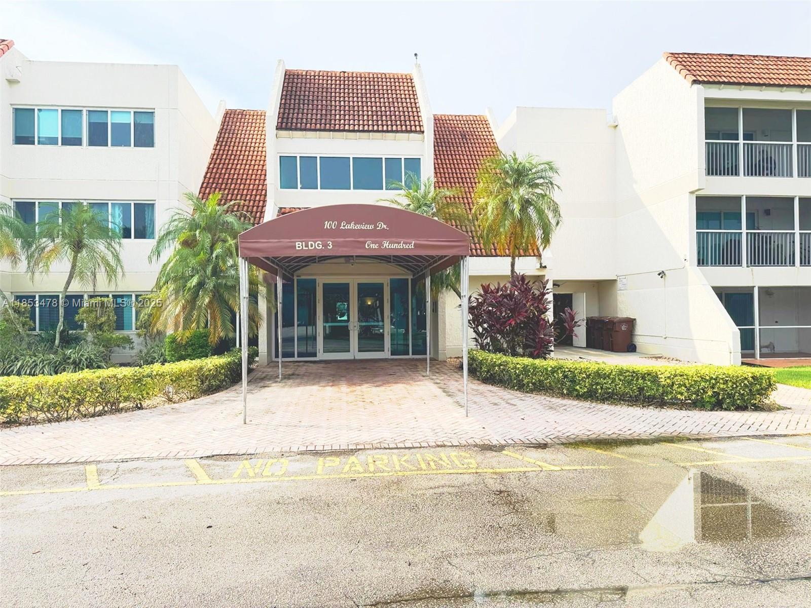 BUILDING THREE OF RACQUET - Residential Lease