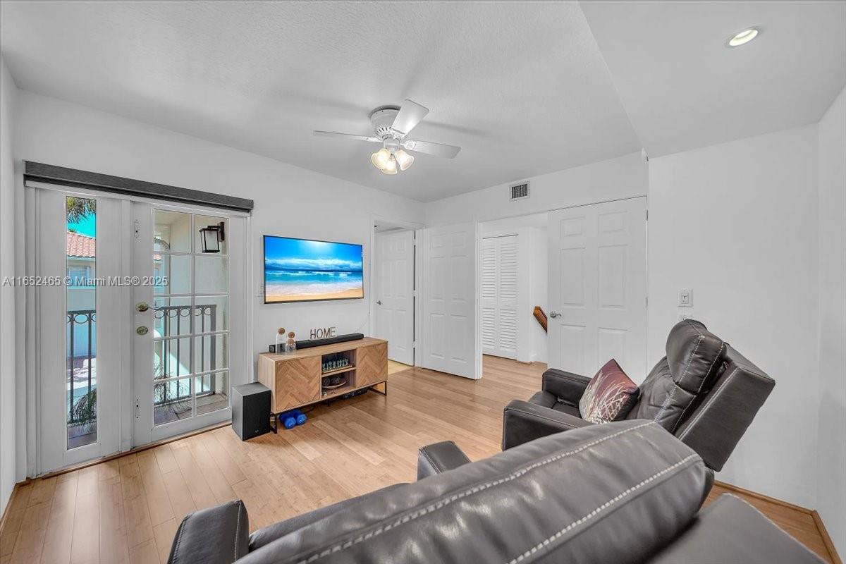 THE TOWNHOMES OF QUAYSIDE - Residential