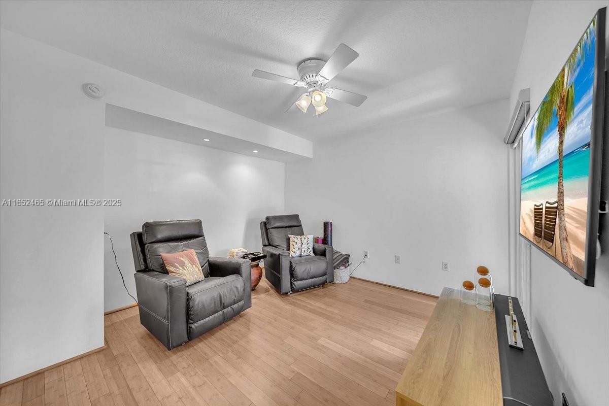 THE TOWNHOMES OF QUAYSIDE - Residential