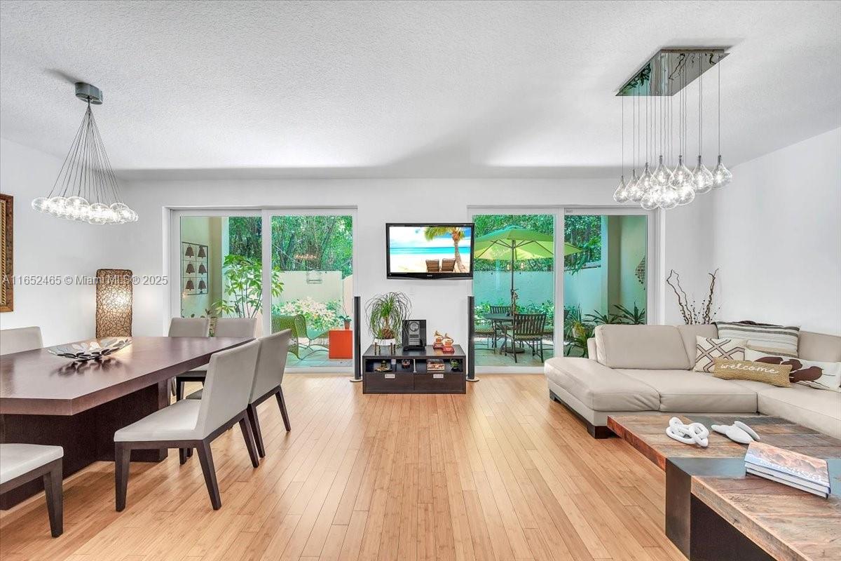 THE TOWNHOMES OF QUAYSIDE - Residential