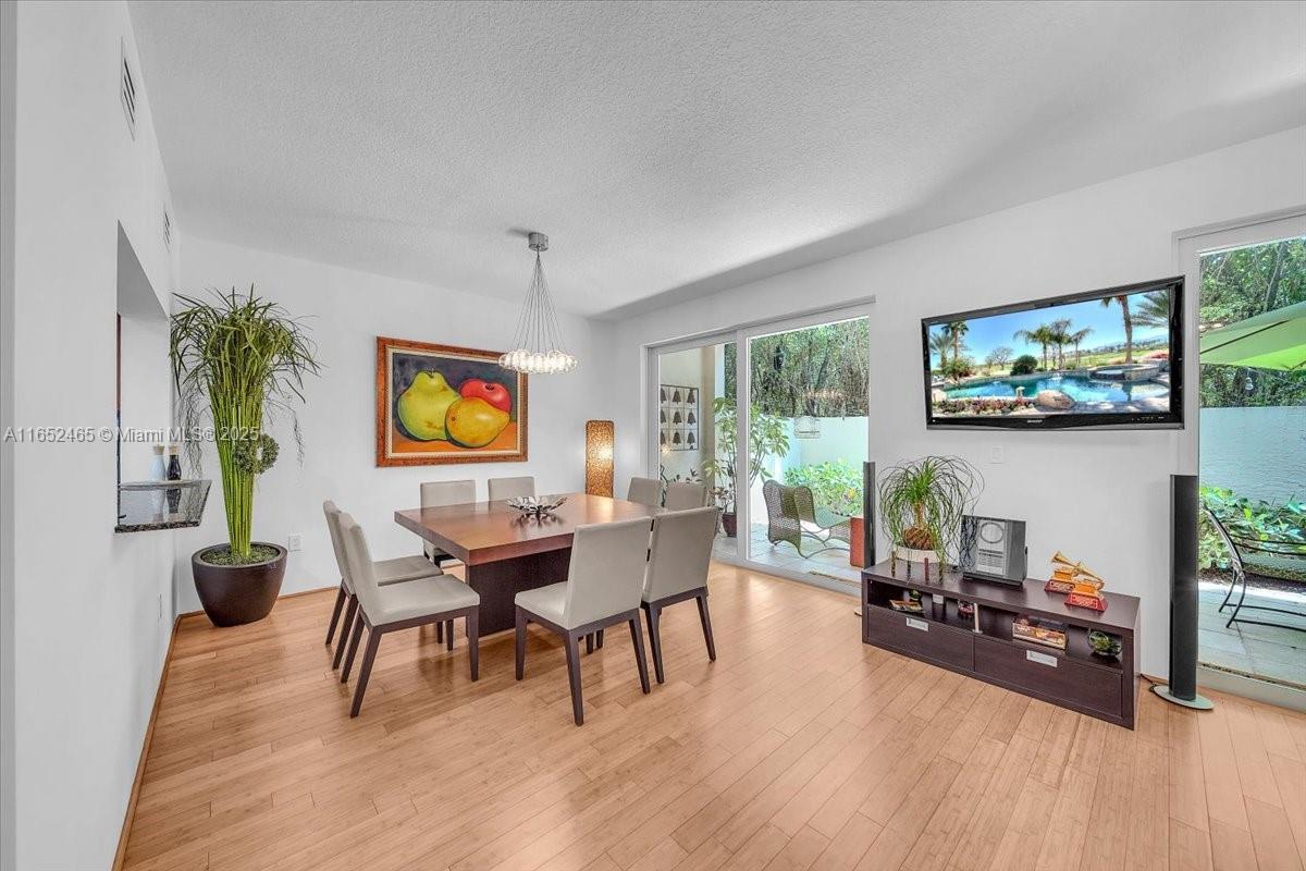 THE TOWNHOMES OF QUAYSIDE - Residential