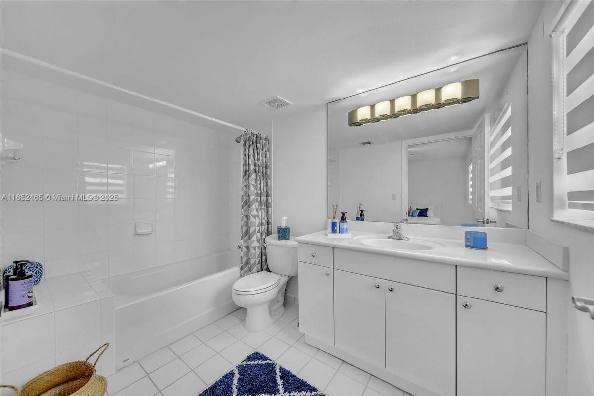 THE TOWNHOMES OF QUAYSIDE - Residential