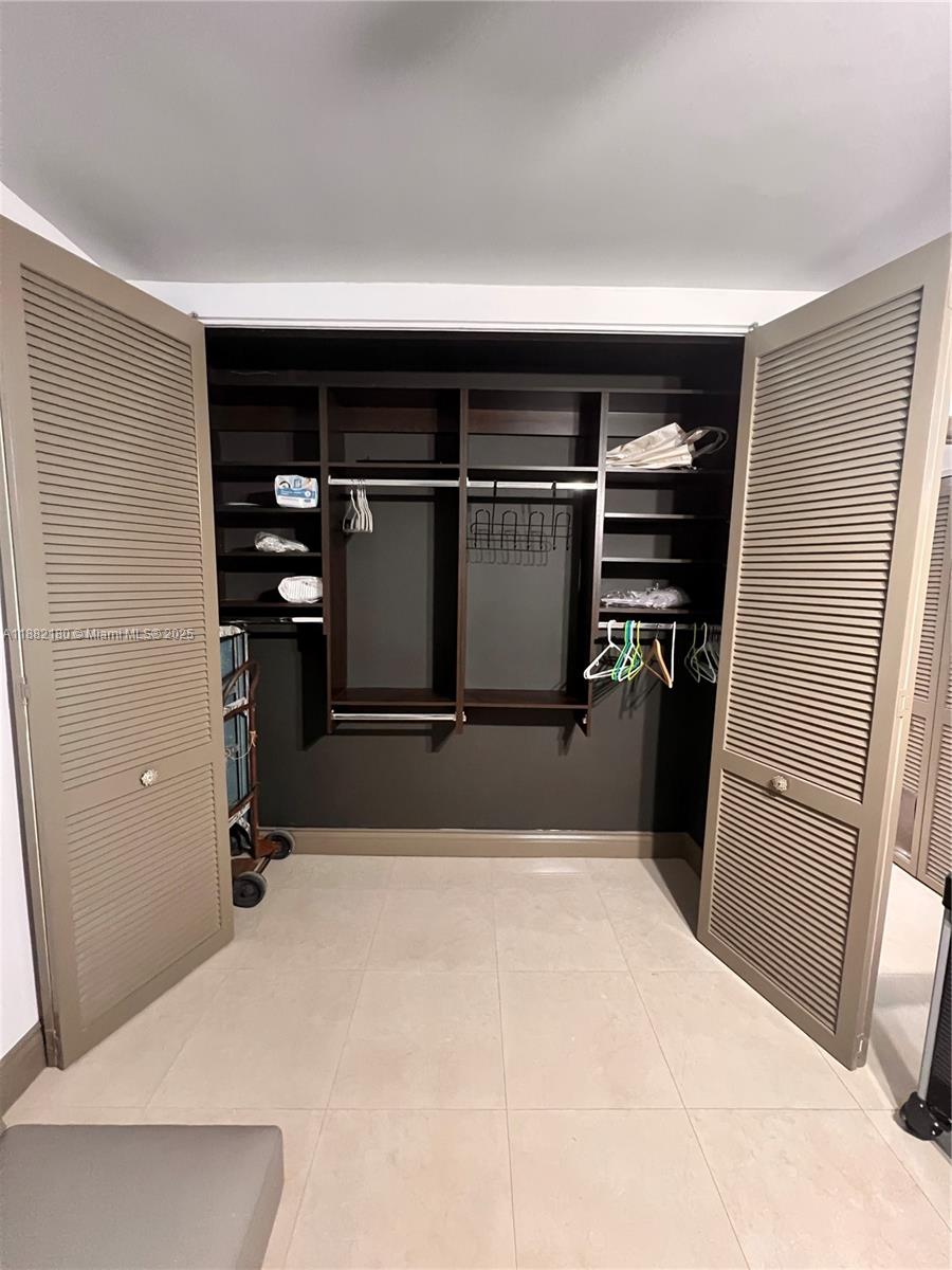 MAINSAIL CONDOMINIUM - Residential Lease