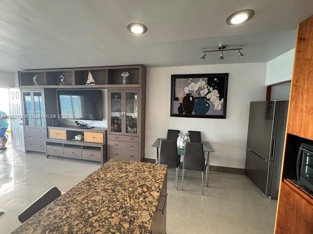 MAINSAIL CONDOMINIUM - Residential Lease