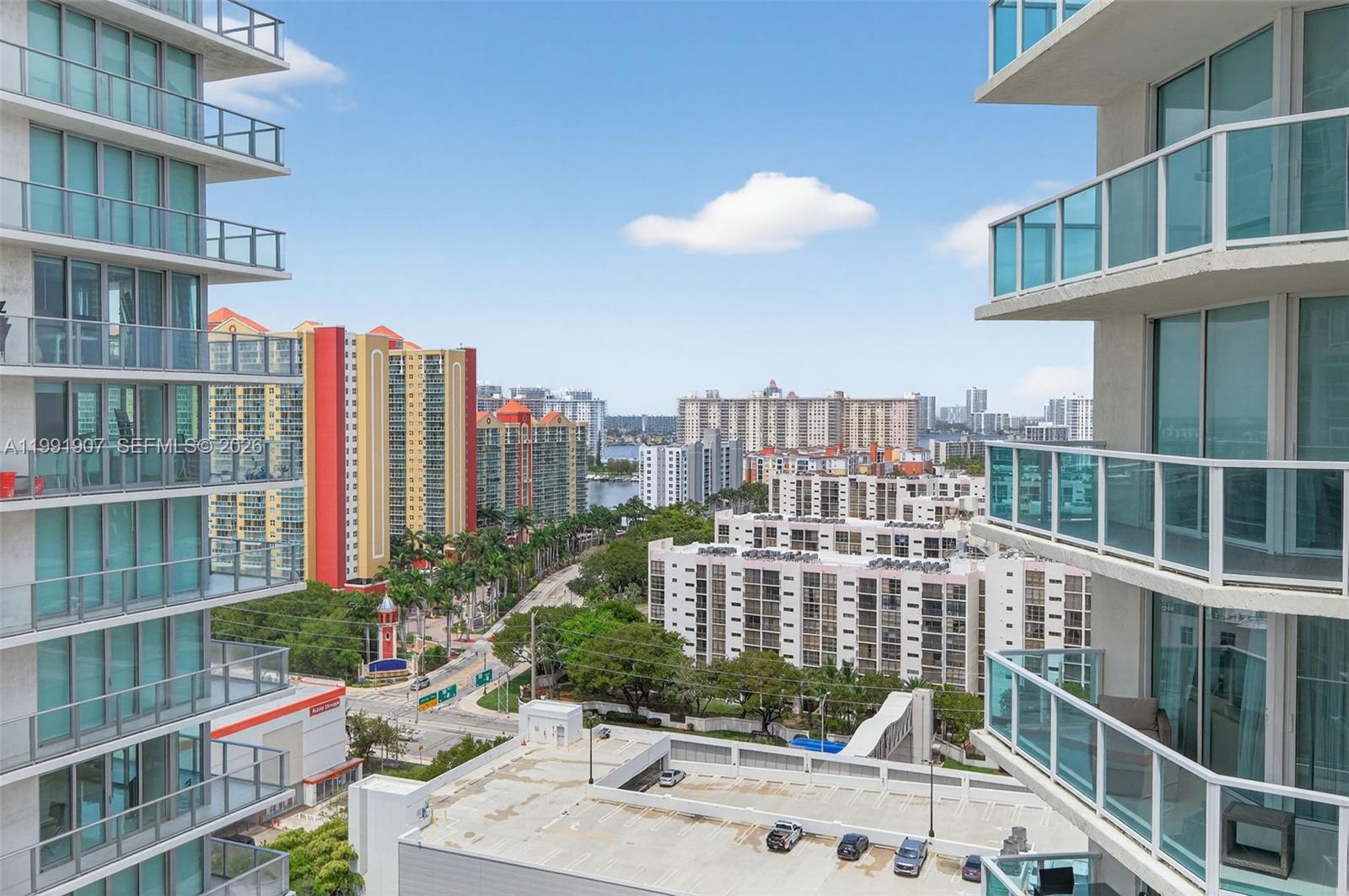 ST TROPEZ ON THE BAY III - Residential